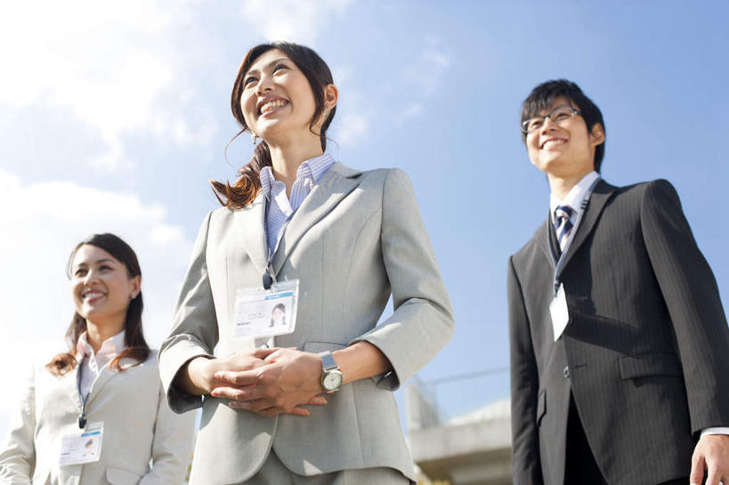 东方人,头发,三个人,同事,商务人士,商务男性,商务女性,站,笑,摸,微笑,露齿笑,横图,室外,白天,仰视,衬衫,旅游,度假,成功,合作,团队,集体,信心,名片,亚洲,抚摸,阴影,套装,光线,信息,影子,云,云朵,领带,联系,云彩,注视,黄种人,娱乐,队伍,蓝色,黑色,白云,蓝天,天空,阳光,卡片,天,观察,看,站着,享受,休闲,放松,观看,察看,领导,成就,关注,商务装,身份,合伙,领袖,工薪阶层,名刺,名帖,交往,男人,男性,年轻男性,年轻女性,女人,女性,亚洲人,长发,白领,上班族,触摸,接触,站立,半身,彩图,低角度拍摄,衬衣,商业