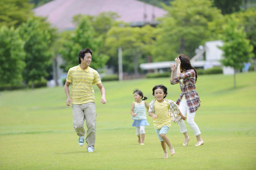 东方人,儿童,头发,四个人,家庭,夫妻,母亲,父亲,女儿,儿子,家,站,跑,笑,摸,微笑,露齿笑,横图,室外,白天,正面,爱情,锻炼,旅游,度假,游戏,纯洁,运动,草地,草坪,植物,亚洲,抚摸,阴影,服装,光线,影子,房屋,屋子,浪漫,玩,注视,休闲装,黄种人,娱乐,楼房,住宅,草,树,树木,小孩,衣服,黄色,蓝色,绿色,黑色,阳光,自然,观察,看,站着,享受,休闲,温暖,温馨,父子,母女,一家人,休闲服,恩爱,放松,父爱,可爱,母爱,童年,童趣,恋人,服饰,生长,成长,观看,活动,和睦,察看,发泄,关注,消遣,智力,童真,烂漫,无邪,宣泄,体育,天真,男孩,男人,男性,年轻男性,年轻女性,女孩,女人,女性,亚洲人,孩子,长发,夫妇,情侣,触摸,接触,跑步,玩耍,嬉戏,站立,彩图,全身,健身,房子,伴侣,融洽,男生,女生