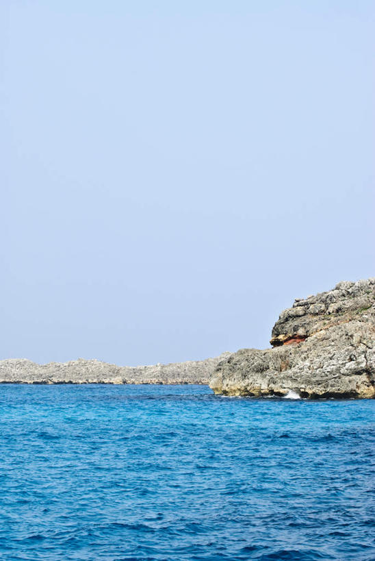 无人,竖图,室外,白天,正面,旅游,度假,海浪,海洋,礁石,石头,美景,水,东京,日本,亚洲,阴影,波纹,飞溅,溅,光线,石子,液体,影子,景观,浪花,水滴,云,云朵,云彩,娱乐,水珠,蓝色,白云,蓝天,水纹,天空,阳光,自然,海水,波浪,天,享受,休闲,景色,放松,喷洒,自然风光,海景,东亚,本州,关东地方,本州岛,日本国,东京都,大海,风浪,海,海水的波动,礁,近岸浪,石块,岩石,涌浪,彩图