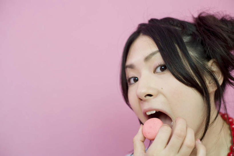 东方人,脸,头,脸颊,头发,一个人,站,举,笑,摸,吃,微笑,露齿笑,横图,室内,特写,白天,正面,亚洲,仅一个年轻女性,仅一个女性,仅一个人,抚摸,握,粉色背景,墙,食品,糖,糖果,甜点,甜品,拿,拿着,注视,黄种人,墙壁,墙面,食物,一个,粉色,黑色,甜食,观察,看,托,站着,张嘴,握着,摄影,影棚,单个,观看,察看,关注,张大嘴巴,硬糖,年轻女性,女人,女性,亚洲人,头部,长发,脸部,脸蛋,面部,张开嘴,触摸,接触,举起,举手,举着,嚼,食,向上举,向上伸,向上托,站立,半身,彩图,影棚拍摄,拍摄