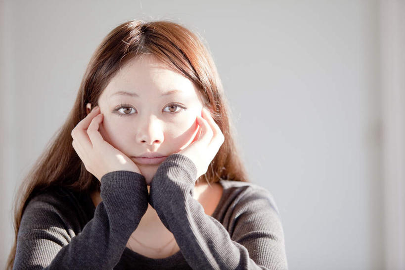 东方人,脸,头,脸颊,头发,一个人,坐,笑,摸,微笑,横图,室内,白天,正面,亚洲,仅一个年轻女性,仅一个女性,仅一个人,撑,抚摸,阴影,服装,光线,影子,墙,托腮,注视,休闲装,黄种人,墙壁,墙面,衣服,黑色,灰色,阳光,观察,看,托,休闲,休闲服,服饰,观看,察看,撑着,关注,托下巴,年轻女性,女人,女性,亚洲人,头部,长发,脸部,脸蛋,面部,触摸,接触,坐着,半身,彩图