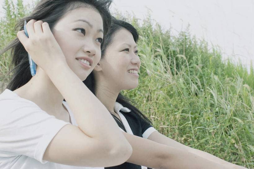 东方人,头发,两个人,伙伴,朋友,坐,笑,摸,微笑,露齿笑,横图,室外,白天,侧面,旅游,度假,友谊,草地,草坪,植物,亚洲,抚摸,阴影,服装,光线,影子,注视,休闲装,黄种人,娱乐,草,衣服,蓝色,绿色,白色,黑色,蓝天,天空,阳光,天,观察,看,享受,休闲,休闲服,放松,服饰,观看,察看,关注,友情,年轻女性,女人,女性,亚洲人,触摸,接触,坐着,半身,彩图