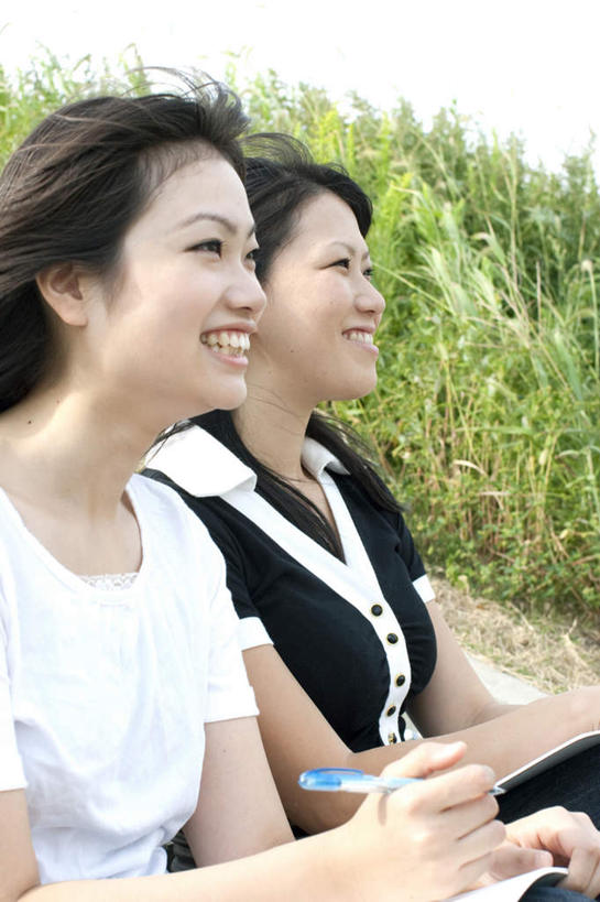 东方人,头发,两个人,伙伴,朋友,坐,笑,摸,微笑,露齿笑,竖图,俯视,室外,白天,旅游,度假,友谊,草地,草坪,植物,亚洲,抚摸,握,服装,笔,办公用品,记事本,拿,拿着,注视,休闲装,黄种人,娱乐,文具,草,衣服,蓝色,绿色,白色,黑色,蓝天,天空,本子,笔记本,学习用品,天,观察,看,享受,休闲,休闲服,放松,握着,服饰,观看,文具用品,一支,察看,关注,友情,年轻女性,女人,女性,亚洲人,长发,触摸,接触,坐着,半身,彩图,高角度拍摄