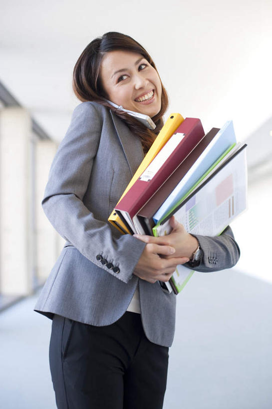 东方人,头发,一个人,商务人士,商务女性,站,捧,笑,摸,打电话,微笑,露齿笑,竖图,室内,白天,正面,衬衫,窗户,落地窗,电话,手机,亚洲,仅一个年轻女性,仅一个女性,仅一个人,抚摸,握,阴影,套装,光线,材料,档案,文件,影子,墙,走道,走廊,过道,领带,拿,拿着,注视,黄种人,通讯设备,玻璃窗,墙壁,墙面,黑色,阳光,资料,观察,看,站着,握着,观看,察看,关注,文档,商务装,工薪阶层,交流,年轻女性,女人,女性,亚洲人,长发,白领,上班族,触摸,端,端着,沟通,接触,捧着,手捧,通话,站立,半身,彩图,衬衣