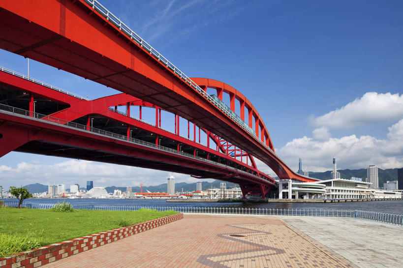 无人,高楼大厦,横图,室外,白天,仰视,度假,草地,草坪,河流,美景,水,植物,城市风光,城市,大桥,大厦,道路,建筑,立交桥,路,摩天大楼,桥梁,日本,亚洲,阴影,光线,影子,河水,景观,水流,云,云朵,高架,小路,斜拉桥,桥,交通,云彩,娱乐,草,红色,蓝色,绿色,白云,蓝天,天空,阳光,天,享受,休闲,景色,放松,乡间小路,东亚,本州,本州岛,日本国,近畿地方,近畿,兵库,兵库县,神户,神户市,神戸,县厅,神戸市,神户大桥,彩图,低角度拍摄,大楼,高层建筑,高楼,摩天楼