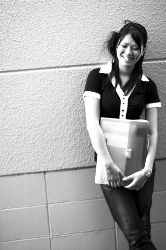 东方人,头发,一个人,站,捧,笑,摸,交叉,微笑,露齿笑,竖图,黑白,室外,白天,正面,书籍,亚洲,仅一个年轻女性,仅一个女性,仅一个人,一本,抚摸,握,服装,墙,拿,拿着,注视,休闲装,黄种人,墙壁,墙面,衣服,蓝色,黑色,观察,看,靠,靠着,倚靠,站着,休闲,休闲服,握着,服饰,观看,察看,倚着,关注,相交,交集,年轻女性,女人,女性,亚洲人,长发,书,图书,触摸,端,端着,接触,捧着,手捧,站立,半身