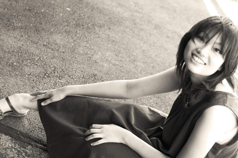 东方人,头发,一个人,坐,蹲,笑,摸,微笑,露齿笑,横图,俯视,黑白,室外,白天,旅游,度假,草地,草坪,植物,亚洲,仅一个年轻女性,仅一个女性,仅一个人,撑,抚摸,阴影,服装,光线,影子,扭头,注视,休闲装,黄种人,娱乐,草,衣服,绿色,黑色,阳光,观察,看,转头,享受,休闲,休闲服,放松,服饰,观看,察看,撑着,关注,年轻女性,女人,女性,亚洲人,长发,触摸,蹲着,接触,抬头,仰头,坐着,半身,高角度拍摄