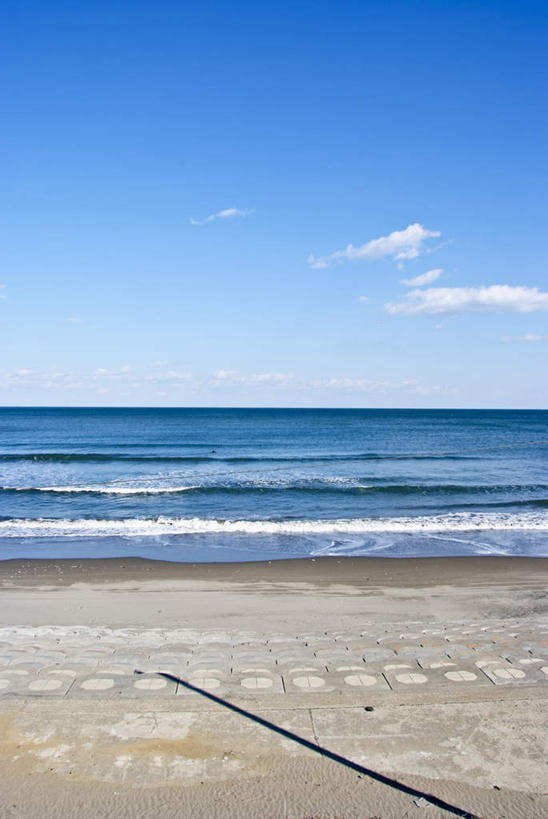 无人,竖图,俯视,室外,白天,旅游,度假,海浪,海洋,美景,沙滩,水,日本,亚洲,阴影,波纹,飞溅,溅,光线,沙子,液体,影子,海岸,景观,浪花,水滴,水平线,云,云朵,辽阔,海平线,沙地,云彩,娱乐,水珠,蓝色,白云,蓝天,水纹,天空,阳光,自然,海水,波浪,天,享受,休闲,广阔,景色,放松,一望无际,喷洒,自然风光,海景,东亚,本州,茨城,茨城县,关东地方,本州岛,日本国,无边无际,一马平川,大海,风浪,海,海水的波动,海滩,近岸浪,涌浪,彩图,高角度拍摄,水天相接,水天一线