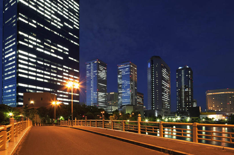 无人,高楼大厦,横图,室外,夜晚,正面,度假,草地,草坪,美景,植物,窗户,城市风光,城市,大桥,大厦,建筑,立交桥,路灯,摩天大楼,桥梁,照明,日本,亚洲,一排,许多,阴影,整齐,反射,影子,景观,高架,斜拉桥,桥,灯光,娱乐,玻璃窗,灯,草,树,树木,排列,绿色,天空,自然,天,享受,休闲,景色,放松,大阪,生长,成长,照亮,照明设备,队列,东亚,本州,大阪府,本州岛,日本国,近畿地方,近畿,彩图,大楼,高层建筑,高楼,摩天楼