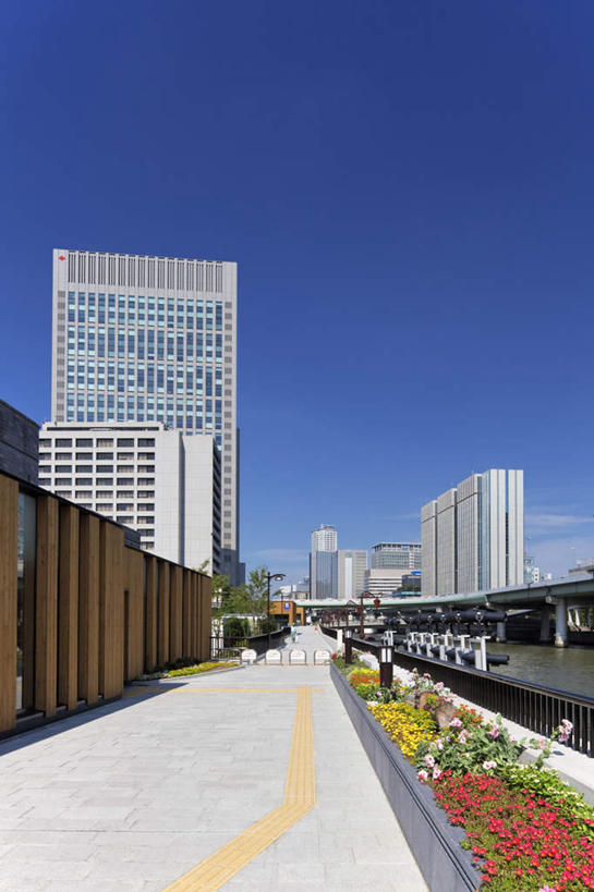 无人,高楼大厦,竖图,室外,白天,正面,度假,河流,美景,水,城市风光,城市,大桥,大厦,道路,建筑,立交桥,路,摩天大楼,桥梁,公路,日本,亚洲,阴影,盛开,光线,影子,墙,河水,景观,水流,云,云朵,高架,斜拉桥,桥,交通,花蕾,云彩,娱乐,墙壁,墙面,花,花瓣,花朵,鲜花,红色,蓝色,白云,蓝天,天空,阳光,天,花苞,花蕊,享受,休闲,景色,放松,大阪,东亚,本州,大阪府,本州岛,日本国,近畿地方,近畿,马路,彩图,大楼,高层建筑,高楼,摩天楼