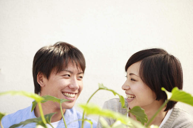 东方人,头发,两个人,家庭,夫妻,坐,笑,微笑,露齿笑,横图,室外,白天,正面,爱情,叶子,亚洲,阴影,服装,光线,影子,墙,绿叶,浪漫,扭头,注视,休闲装,黄种人,相视,墙壁,墙面,衣服,蓝色,绿色,白色,黑色,阳光,观察,看,转头,休闲,温暖,温馨,一家人,面对面,休闲服,嫩叶,恩爱,恋人,服饰,观看,对视,和睦,察看,关注,相对,相看,男人,男性,年轻男性,年轻女性,女人,女性,亚洲人,长发,夫妇,情侣,叶,叶片,坐着,半身,彩图,伴侣,融洽