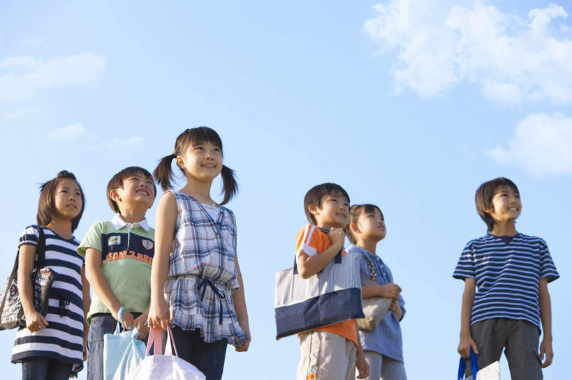 东方人,背,头发,站,笑,摸,微笑,露齿笑,横图,室外,白天,仰视,旅游,度假,纯洁,成功,合作,团队,集体,信心,亚洲,一排,抚摸,阴影,服装,整齐,光线,包,皮包,影子,云,云朵,许多人,云彩,拎,注视,休闲装,黄种人,娱乐,队伍,排列,衣服,蓝色,绿色,黑色,白云,蓝天,天空,阳光,天,背着,观察,看,站着,一群人,享受,休闲,休闲服,放松,可爱,童年,童趣,服饰,观看,单肩包,察看,成就,队列,关注,合伙,童真,烂漫,无邪,天真,年轻女性,女人,女性,亚洲人,长发,触摸,接触,站立,半身,彩图,低角度拍摄,拎着