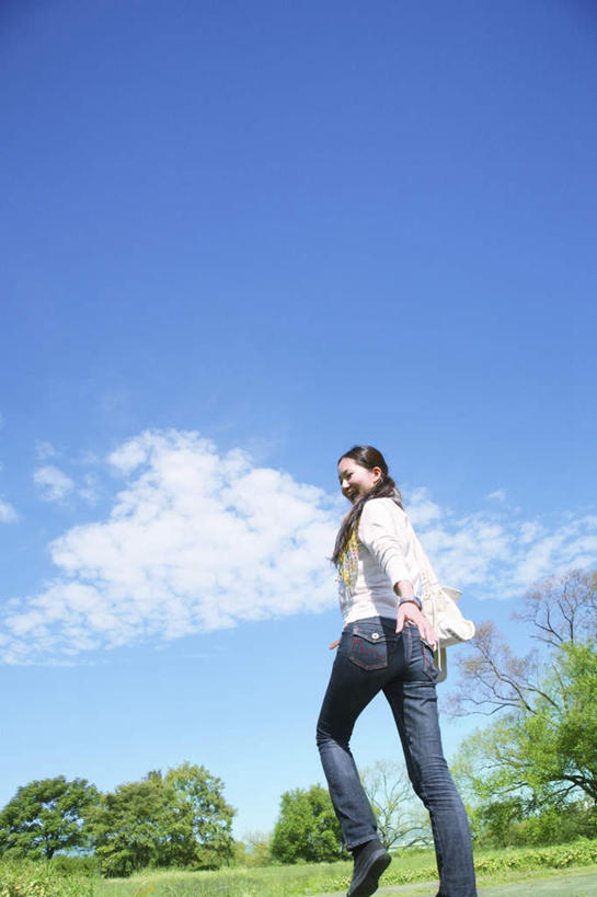 东方人,头发,一个人,站,竖图,室外,白天,仰视,旅游,度假,草地,草坪,植物,亚洲,仅一个年轻女性,仅一个女性,仅一个人,阴影,服装,光线,影子,云,云朵,云彩,扭头,抬腿,注视,休闲装,黄种人,娱乐,草,树,树木,衣服,蓝色,绿色,白色,黑色,白云,蓝天,天空,阳光,自然,天,观察,看,站着,转头,享受,休闲,休闲服,放松,服饰,生长,成长,观看,察看,关注,年轻女性,女人,女性,亚洲人,长发,站立,彩图,低角度拍摄,全身