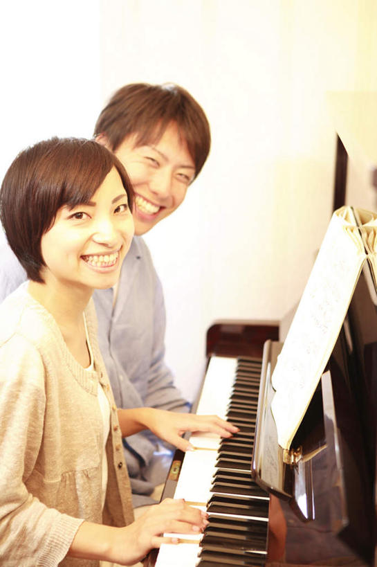 东方人,头发,两个人,家庭,夫妻,坐,笑,摸,微笑,露齿笑,竖图,室内,白天,侧面,爱情,键盘,亚洲,抚摸,阴影,服装,光线,影子,钢琴,墙,乐器,浪漫,弹奏,扭头,注视,休闲装,黄种人,墙壁,墙面,衣服,蓝色,黑色,灰色,阳光,观察,看,转头,休闲,温暖,温馨,一家人,休闲服,恩爱,恋人,服饰,一架,观看,和睦,察看,键盘乐器,关注,按键,男人,男性,年轻男性,年轻女性,女人,女性,亚洲人,夫妇,情侣,触摸,接触,坐着,半身,彩图,伴侣,融洽