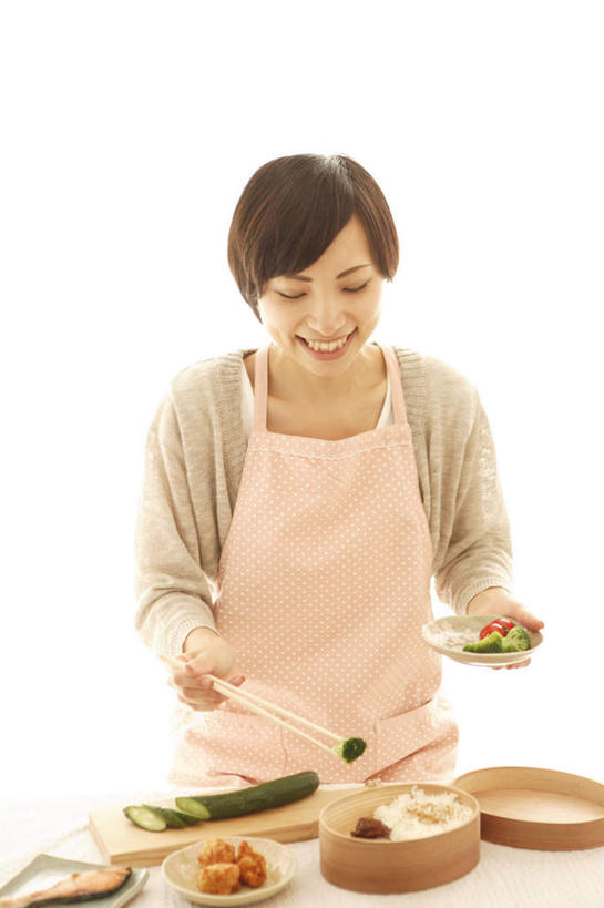 东方人,头发,一个人,客厅,站,捧,笑,摸,微笑,露齿笑,竖图,俯视,室内,白天,餐桌,筷子,桌子,黄瓜,蔬菜,西红柿,餐具,亚洲,仅一个年轻女性,仅一个女性,仅一个人,一堆,一双,抚摸,握,阴影,堆叠,堆积,服装,新鲜,光线,碟子,盘,围裙,影子,墙,花菜,花椰菜,西兰花,食品,拿,拿着,注视,休闲装,黄种人,文化,传统,墙壁,墙面,食物,衣服,粉色,阳光,盘子,碟,低头,观察,看,站着,休闲,休闲服,握着,服饰,有机食品,绿色食品,餐台,观看,堆,礼节,察看,起居室,关注,礼仪,年轻女性,女人,女性,亚洲人,进餐用具,樱桃番茄,圣女果,青瓜,胡瓜,番茄,触摸,端,端着,接触,捧着,手捧,站立,半身,彩图,高角度拍摄