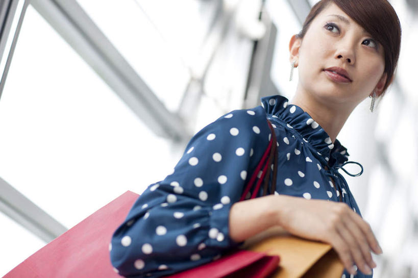 东方人,背,头发,一个人,站,笑,摸,微笑,露齿笑,横图,室内,白天,仰视,窗户,亚洲,仅一个年轻女性,仅一个女性,仅一个人,抚摸,阴影,服装,朦胧,模糊,光线,包,方格,皮包,影子,斑点,墙,扭头,注视,休闲装,黄种人,玻璃窗,墙壁,墙面,两个,衣服,黄色,红色,蓝色,白色,黑色,阳光,背着,观察,看,站着,转头,休闲,休闲服,服饰,观看,单肩包,察看,关注,年轻女性,女人,女性,亚洲人,长发,触摸,接触,站立,半身,彩图,低角度拍摄