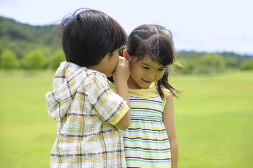 东方人,儿童,头发,两个人,伙伴,朋友,站,笑,说,微笑,露齿笑,横图,室内,白天,正面,旅游,度假,讨论,友谊,纯洁,草地,草坪,山,山脉,植物,亚洲,阴影,条纹,服装,光线,影子,山峰,云,云朵,山峦,云彩,注视,休闲装,黄种人,娱乐,草,树,树木,小孩,衣服,黄色,蓝色,绿色,黑色,白云,蓝天,天空,阳光,自然,群山,天,低头,观察,看,站着,享受,休闲,休闲服,放松,可爱,童年,童趣,服饰,生长,成长,观看,察看,关注,童真,烂漫,无邪,交流,天真,友情,男孩,男人,男性,女孩,女人,女性,亚洲人,长发,沟通,讲话,交谈,商讨,说话,谈话,站立,半身,彩图,男生,女生