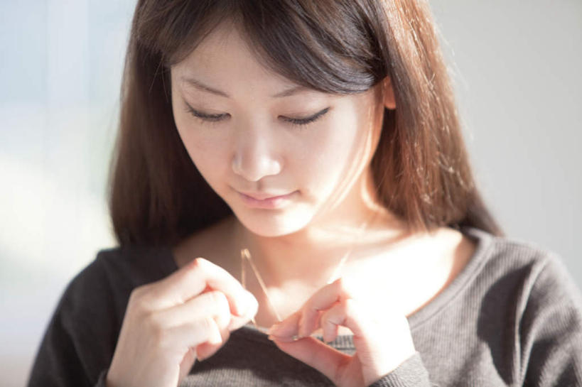 东方人,头发,一个人,站,笑,摸,微笑,露齿笑,横图,俯视,室内,白天,项链,亚洲,仅一个年轻女性,仅一个女性,仅一个人,一条,抚摸,握,阴影,服装,光线,影子,拿,拿着,注视,休闲装,黄种人,装饰品,衣服,黑色,灰色,阳光,饰品,首饰,低头,观察,看,站着,休闲,休闲服,握着,服饰,观看,察看,关注,年轻女性,女人,女性,亚洲人,长发,触摸,接触,站立,半身,彩图,高角度拍摄