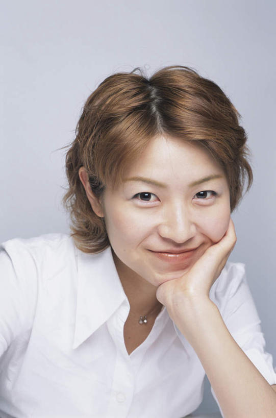 东方人,脸,头,脸颊,头发,一个人,坐,笑,摸,微笑,露齿笑,竖图,室内,白天,白色背景,正面,衬衫,亚洲,仅一个年轻女性,仅一个女性,仅一个人,撑,抚摸,阴影,光线,影子,墙,托腮,注视,黄种人,墙壁,墙面,黄色,白色,阳光,观察,看,托,摄影,影棚,观看,察看,关注,托下巴,年轻女性,女人,女性,亚洲人,头部,脸部,脸蛋,面部,触摸,接触,坐着,半身,彩图,影棚拍摄,衬衣,拍摄,短发