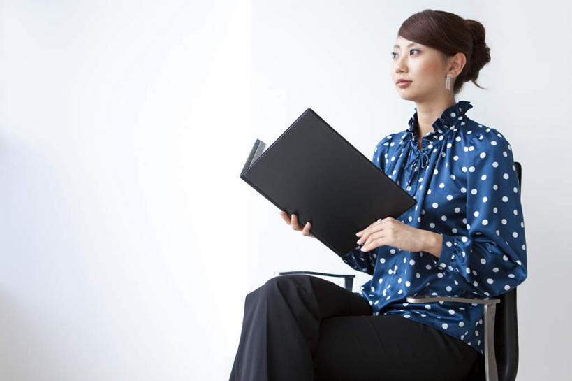 东方人,头发,一个人,坐,捧,笑,摸,微笑,露齿笑,横图,室内,白天,白色背景,正面,椅子,亚洲,仅一个年轻女性,仅一个女性,仅一个人,一本,许多,抚摸,握,阴影,服装,光线,影子,斑点,木椅,墙,记事本,拿,拿着,注视,休闲装,黄种人,墙壁,墙面,衣服,蓝色,白色,黑色,阳光,本子,笔记本,观察,看,靠,靠着,倚靠,休闲,休闲服,握着,摄影,服饰,影棚,观看,察看,倚着,关注,年轻女性,女人,女性,亚洲人,长发,触摸,端,端着,接触,捧着,手捧,坐着,半身,彩图,影棚拍摄,拍摄