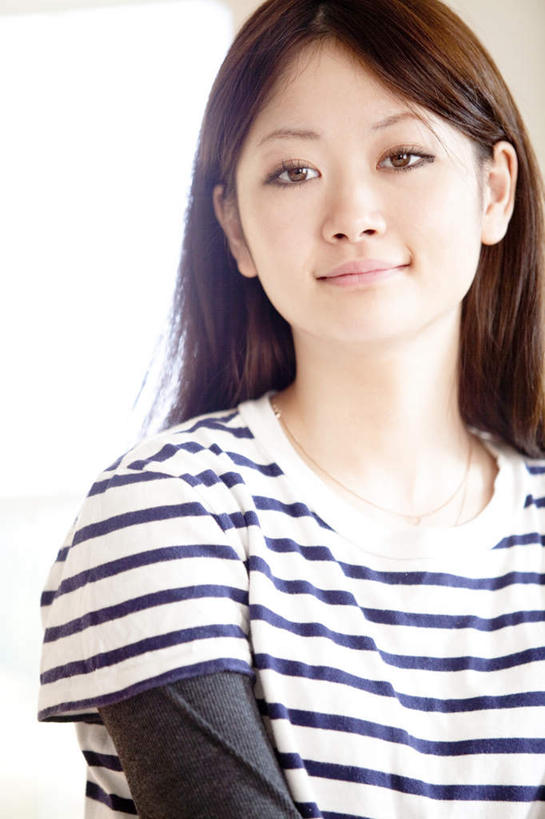东方人,头发,一个人,站,笑,微笑,露齿笑,竖图,室内,白天,白色背景,正面,亚洲,仅一个年轻女性,仅一个女性,仅一个人,条纹,服装,扭头,注视,休闲装,黄种人,衣服,白色,黑色,观察,看,站着,转头,休闲,休闲服,摄影,服饰,影棚,观看,察看,关注,年轻女性,女人,女性,亚洲人,长发,站立,半身,彩图,影棚拍摄,拍摄