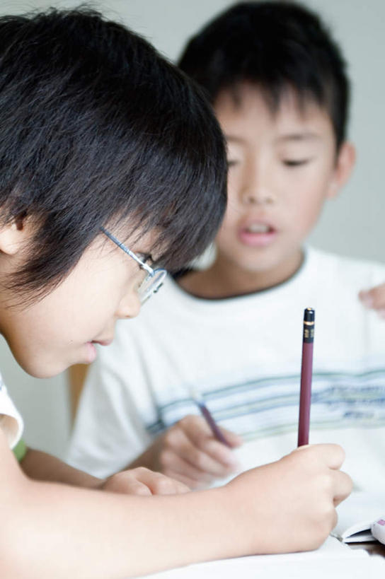 东方人,儿童,头发,两个人,伙伴,朋友,坐,笑,摸,微笑,露齿笑,竖图,室内,白天,正面,友谊,纯洁,桌子,亚洲,一副,撑,抚摸,握,写,服装,朦胧,模糊,英文,笔,标志,文字,眼镜,字符,字母,墙,办公用品,记事本,拿,拿着,托腮,注视,休闲装,黄种人,标识,书桌,墙壁,墙面,文具,小孩,衣服,蓝色,黑色,本子,笔记本,课桌,学习用品,观察,记录,看,托,休闲,休闲服,可爱,童年,童趣,握着,服饰,观看,英文字母,文具用品,两支,察看,关注,托下巴,近视眼镜,童真,烂漫,无邪,天真,友情,男孩,男人,男性,亚洲人,触摸,接触,坐着,半身,彩图,男生