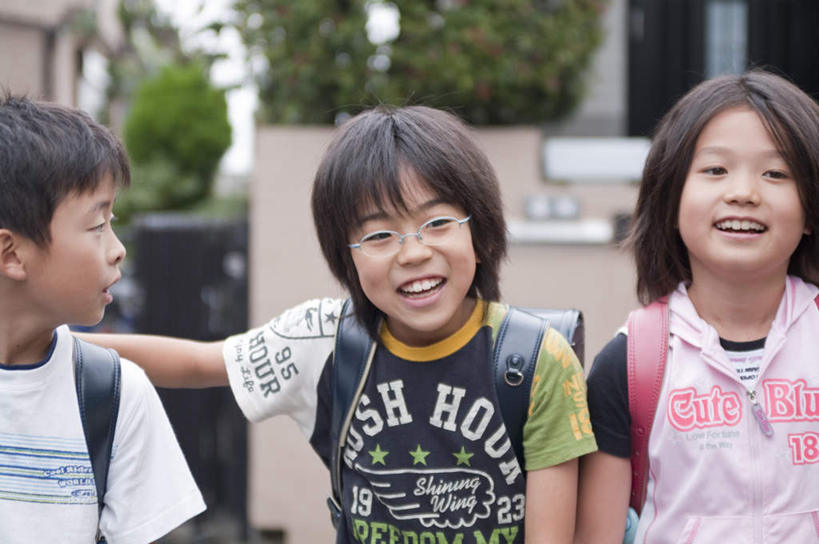 东方人,儿童,背,三个人,伙伴,朋友,家,站,走,笑,摸,微笑,露齿笑,横图,室外,白天,正面,旅游,度假,友谊,纯洁,成功,合作,团队,集体,信心,草地,草坪,植物,道路,路,亚洲,一排,撑,抚摸,阴影,服装,整齐,光线,盆栽,影子,房屋,墙,屋子,小路,盆景,交通,拎,扭头,注视,休闲装,黄种人,娱乐,队伍,楼房,墙壁,墙面,住宅,草,树,树木,排列,小孩,衣服,粉色,蓝色,绿色,白色,阳光,自然,背着,观察,看,站着,转头,享受,休闲,休闲服,放松,可爱,童年,童趣,服饰,生长,成长,观看,察看,撑着,成就,队列,关注,合伙,童真,烂漫,无邪,天真,友情,男孩,男人,男性,女孩,女人,女性,亚洲人,步行,触摸,接触,散步,站立,走路,彩图,全身,房子,男生,女生,拎着