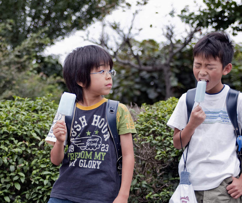 东方人,儿童,头发,两个人,伙伴,朋友,站,闭眼,笑,微笑,露齿笑,横图,室外,白天,正面,旅游,度假,友谊,纯洁,草地,草坪,植物,亚洲,两根,阴影,服装,光线,英文,标志,文字,影子,字符,字母,清凉,扭头,注视,休闲装,黄种人,娱乐,棒冰,冰棍,标识,草,树,树木,小孩,衣服,蓝色,绿色,白色,黑色,蓝天,天空,阳光,自然,冷饮,天,观察,看,站着,张嘴,转头,享受,休闲,舒服,休闲服,放松,可爱,童年,童趣,服饰,生长,成长,观看,英文字母,解暑,察看,冰棒,关注,解渴,张大嘴巴,童真,烂漫,无邪,舒爽,双手抄兜,双手放兜,消暑,冰条,天真,友情,男孩,男人,男性,亚洲人,张开嘴,闭眼睛,闭着眼,闭着眼睛,插兜,两手抄兜,两手放兜,手插兜,手放口袋,站立,半身,彩图,男生,手抄兜