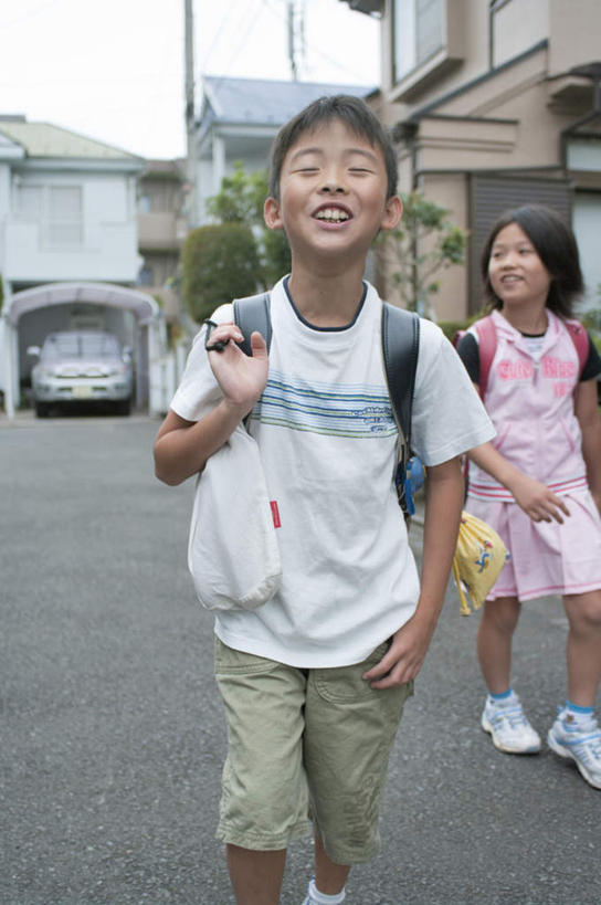 东方人,儿童,头发,两个人,家,站,走,笑,微笑,露齿笑,竖图,室外,白天,正面,旅游,度假,纯洁,窗户,道路,街道,路,汽车,亚洲,阴影,服装,光线,包,书包,影子,房屋,屋子,小路,交通,拎,扭头,注视,休闲装,黄种人,娱乐,楼房,玻璃窗,住宅,车,小孩,衣服,粉色,蓝色,白色,黑色,蓝天,天空,阳光,背包,交通工具,轿车,天,观察,看,站着,转头,享受,休闲,休闲服,放松,可爱,童年,童趣,服饰,观看,察看,关注,载具,童真,烂漫,无邪,天真,男孩,男人,男性,女孩,女人,女性,亚洲人,步行,散步,站立,走路,半身,彩图,房子,双肩包,男生,女生,拎着