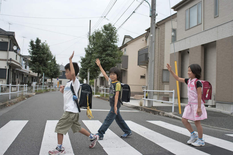 东方人,儿童,头发,三个人,家,站,举,笑,微笑,露齿笑,横图,室外,白天,侧面,旅游,度假,纯洁,成功,合作,团队,集体,信心,植物,窗户,道路,路,人行横道,亚洲,阴影,服装,电力,光线,包,电线,书包,线,影子,房屋,屋子,云,云朵,人行道,小路,电能,交通,线路,云彩,扭头,注视,休闲装,黄种人,娱乐,楼房,玻璃窗,住宅,树,树木,小孩,衣服,粉色,蓝色,绿色,黑色,白云,蓝天,天空,阳光,自然,背包,天,观察,看,托,站着,转头,享受,休闲,休闲服,放松,可爱,童年,童趣,服饰,乡间小路,生长,成长,观看,电,电源,电源线,察看,成就,关注,人行横道线,能量,合伙,童真,烂漫,无邪,天真,男孩,男人,男性,女孩,女人,女性,亚洲人,斑马线,举起,举手,举着,向上举,向上伸,向上托,站立,彩图,全身,房子,双肩包,男生,女生