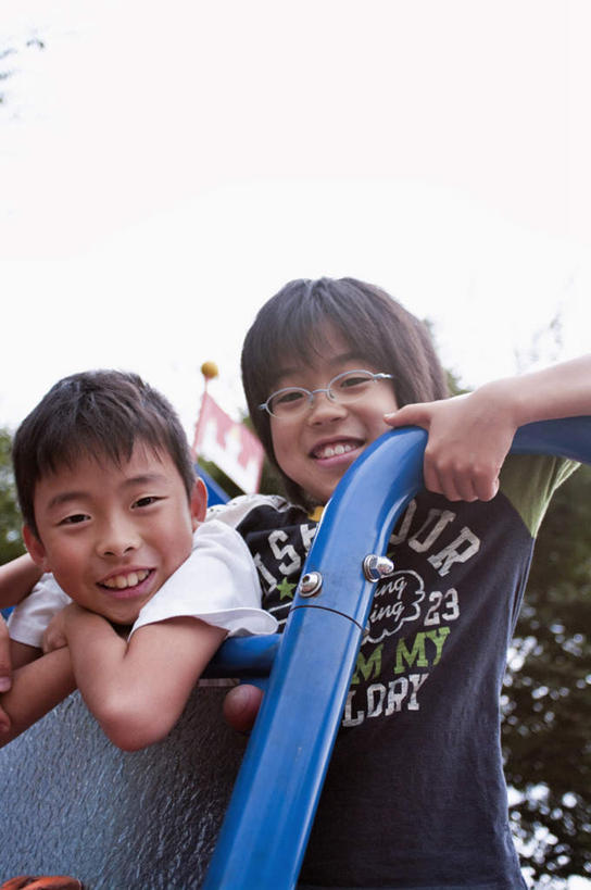 东方人,儿童,头发,两个人,伙伴,朋友,站,笑,摸,微笑,露齿笑,竖图,室外,白天,仰视,旅游,度假,友谊,纯洁,植物,游乐场,亚洲,一副,撑,抚摸,阴影,服装,光线,英文,标志,文字,眼镜,影子,字符,字母,云,云朵,云彩,注视,休闲装,黄种人,娱乐,标识,树,树木,小孩,衣服,蓝色,绿色,黑色,白云,蓝天,天空,阳光,自然,天,扶,观察,看,趴着,站着,享受,休闲,休闲服,放松,可爱,童年,童趣,服饰,游乐设施,生长,成长,观看,英文字母,察看,撑着,扶着,关注,近视眼镜,童真,烂漫,无邪,天真,友情,男孩,男人,男性,亚洲人,触摸,接触,趴,站立,半身,彩图,低角度拍摄,男生