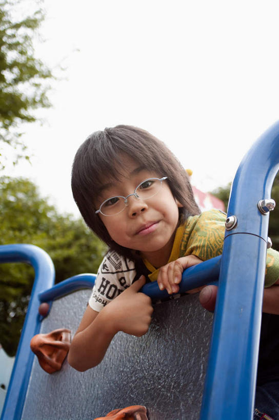 东方人,儿童,头发,一个人,站,笑,摸,微笑,露齿笑,竖图,室外,白天,仰视,旅游,度假,纯洁,植物,游乐场,亚洲,仅一个男性,仅一个人,一副,撑,抚摸,阴影,服装,光线,英文,标志,文字,眼镜,影子,字符,字母,云,云朵,云彩,注视,休闲装,黄种人,娱乐,标识,树,树木,小孩,衣服,蓝色,绿色,黑色,白云,蓝天,天空,阳光,自然,天,扶,观察,看,趴着,站着,仅一个小孩,享受,休闲,休闲服,放松,可爱,童年,童趣,服饰,游乐设施,生长,成长,观看,英文字母,察看,撑着,扶着,关注,近视眼镜,童真,烂漫,无邪,天真,男孩,男人,男性,亚洲人,孩子,触摸,接触,趴,站立,半身,彩图,低角度拍摄,男生