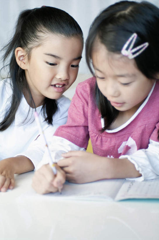 东方人,儿童,头发,两个人,伙伴,朋友,坐,笑,摸,微笑,露齿笑,竖图,室内,白天,正面,友谊,纯洁,桌子,亚洲,抚摸,握,写,阴影,服装,光线,笔,影子,墙,办公用品,记事本,拿,拿着,扭头,注视,休闲装,黄种人,书桌,墙壁,墙面,文具,一个,小孩,衣服,粉色,白色,黑色,阳光,本子,笔记本,发夹,课桌,学习用品,低头,观察,记录,看,转头,休闲,休闲服,可爱,童年,童趣,握着,服饰,单个,观看,文具用品,一支,察看,关注,童真,烂漫,无邪,天真,友情,女孩,女人,女性,亚洲人,长发,触摸,接触,坐着,半身,彩图,女生