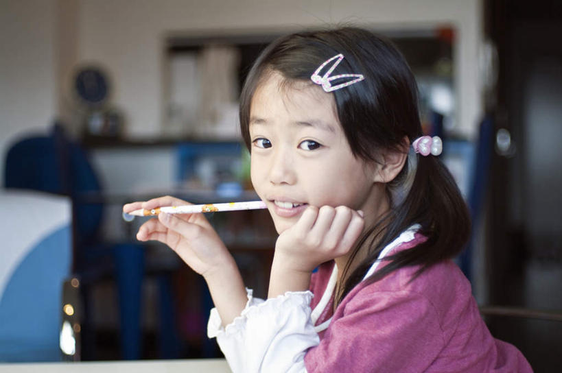 东方人,儿童,头发,一个人,坐,笑,摸,微笑,露齿笑,横图,室内,白天,侧面,纯洁,柜子,桌子,亚洲,仅一个女性,仅一个人,撑,抚摸,握,阴影,服装,装饰,光线,材料,档案,文件,影子,墙,拿,拿着,扭头,托腮,注视,休闲装,黄种人,书桌,墙壁,墙面,两个,小孩,衣服,粉色,黑色,阳光,发夹,课桌,资料,观察,看,托,转头,仅一个小孩,休闲,休闲服,可爱,童年,童趣,握着,服饰,观看,华丽,修饰,点缀,察看,关注,托下巴,文档,档案柜,童真,烂漫,无邪,衬托,美观,雅致,雅观,天真,女孩,女人,女性,亚洲人,孩子,长发,触摸,接触,坐着,半身,彩图,女生