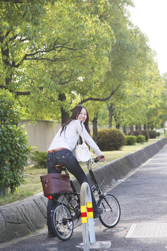 东方人,头发,一个人,坐,笑,微笑,露齿笑,竖图,室外,白天,旅游,度假,草地,草坪,植物,道路,路,自行车,亚洲,仅一个年轻女性,仅一个女性,仅一个人,一辆,弯腰,握,阴影,服装,光线,包,皮包,影子,小路,交通,扭头,注视,休闲装,黄种人,娱乐,车,脚踏车,草,树,树木,一个,背面,衣服,蓝色,绿色,白色,黑色,蓝天,天空,阳光,自然,交通工具,天,观察,看,转头,享受,休闲,休闲服,放松,握着,服饰,乡间小路,生长,单个,成长,观看,单肩包,察看,关注,载具,弯身,年轻女性,女人,女性,亚洲人,长发,坐着,彩图,全身