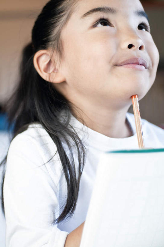 东方人,儿童,头发,一个人,站,捧,笑,摸,微笑,露齿笑,竖图,室内,白天,正面,纯洁,亚洲,仅一个女性,仅一个人,撑,抚摸,握,服装,笔,墙,办公用品,记事本,拿,拿着,托腮,注视,休闲装,黄种人,墙壁,墙面,文具,小孩,衣服,白色,黑色,本子,笔记本,学习用品,观察,看,托,站着,仅一个小孩,休闲,休闲服,可爱,童年,童趣,握着,服饰,观看,文具用品,一支,察看,关注,托下巴,童真,烂漫,无邪,天真,女孩,女人,女性,亚洲人,孩子,长发,触摸,端,端着,接触,捧着,手捧,抬头,仰头,站立,半身,彩图,女生