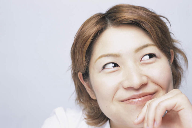 东方人,脸,头,脸颊,头发,一个人,坐,笑,摸,微笑,露齿笑,横图,室内,特写,白天,白色背景,正面,亚洲,仅一个年轻女性,仅一个女性,仅一个人,撑,抚摸,服装,托腮,注视,休闲装,黄种人,衣服,黄色,白色,观察,看,托,休闲,休闲服,摄影,服饰,影棚,观看,察看,关注,托下巴,年轻女性,女人,女性,亚洲人,头部,脸部,脸蛋,面部,触摸,接触,坐着,半身,彩图,影棚拍摄,拍摄,短发