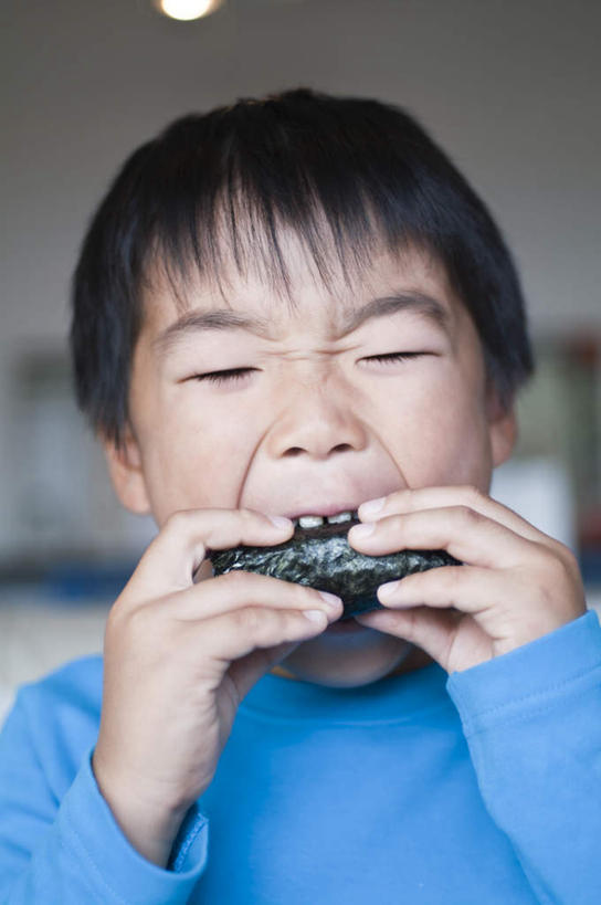 点心,饭团,东方人,儿童,脸,头,脸颊,头发,一个人,站,笑,摸,吃,微笑,露齿笑,竖图,室内,特写,白天,正面,纯洁,亚洲,仅一个男性,仅一个人,抚摸,握,咬,阴影,服装,朦胧,模糊,光线,影子,食品,甜点,甜品,拿,拿着,注视,休闲装,黄种人,食物,糕点,一个,小孩,衣服,蓝色,绿色,黑色,阳光,甜食,观察,看,站着,张嘴,仅一个小孩,休闲,休闲服,可爱,童年,童趣,握着,服饰,单个,观看,咬着,察看,关注,张大嘴巴,童真,烂漫,无邪,天真,男孩,男人,男性,亚洲人,孩子,头部,脸部,脸蛋,面部,张开嘴,触摸,接触,嚼,食,站立,半身,彩图,男生