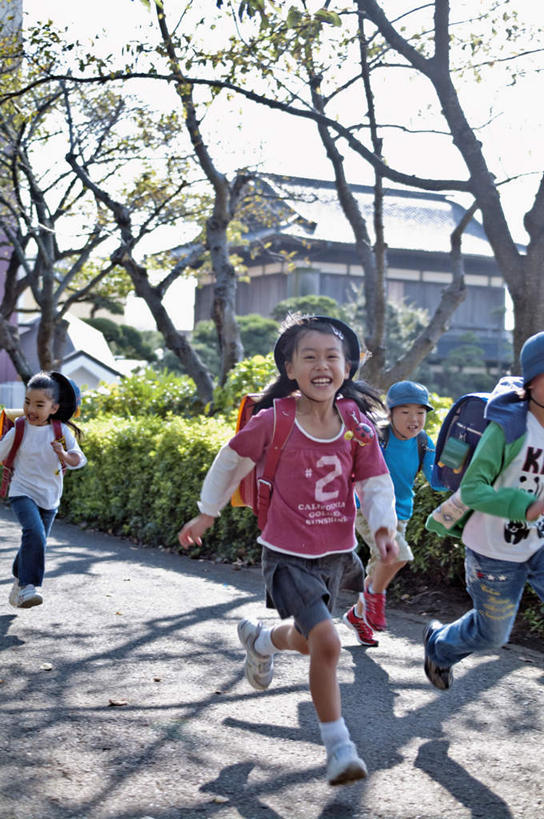 东方人,儿童,头发,三个人,家,站,跑,跳,笑,微笑,露齿笑,竖图,室外,白天,正面,锻炼,旅游,度假,纯洁,成功,运动,合作,团队,集体,信心,草地,草坪,植物,道路,路,亚洲,阴影,服装,光线,包,标志,书包,数字,文字,影子,字符,房屋,屋子,小路,交通,扭头,抬腿,注视,休闲装,黄种人,娱乐,标识,队伍,楼房,住宅,草,树,树木,小孩,衣服,红色,蓝色,绿色,黑色,蓝天,天空,阳光,自然,背包,天,观察,看,站着,转头,享受,休闲,休闲服,放松,可爱,童年,童趣,阿拉伯数字,服饰,乡间小路,生长,成长,观看,察看,成就,关注,合伙,童真,烂漫,无邪,体育,天真,男孩,男人,男性,女孩,女人,女性,亚洲人,跑步,跳跃,站立,半身,彩图,健身,房子,双肩包,男生,女生