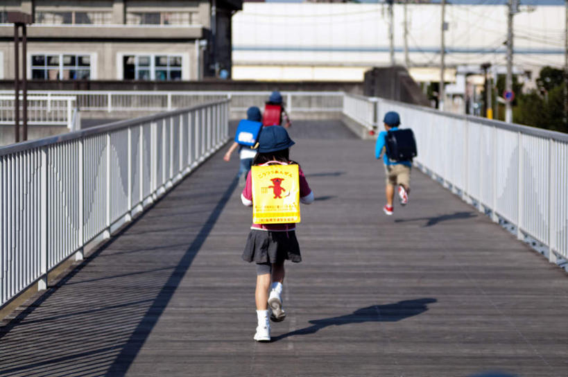 东方人,儿童,背,头发,四个人,家,站,跑,横图,室外,白天,锻炼,纯洁,成功,运动,合作,团队,集体,信心,草地,草坪,石头,植物,路灯,照明,亚洲,服装,包,石子,书包,房屋,墙,屋子,天桥,桥,灯光,抬腿,休闲装,黄种人,队伍,楼房,墙壁,墙面,住宅,灯,草,小孩,背面,衣服,黄色,红色,蓝色,绿色,黑色,灰色,背包,背着,站着,休闲,休闲服,可爱,童年,童趣,服饰,人行桥,照亮,照明设备,成就,合伙,童真,烂漫,无邪,体育,天真,男孩,男人,男性,女孩,女人,女性,亚洲人,石块,跑步,站立,彩图,全身,健身,房子,双肩包,男生,女生