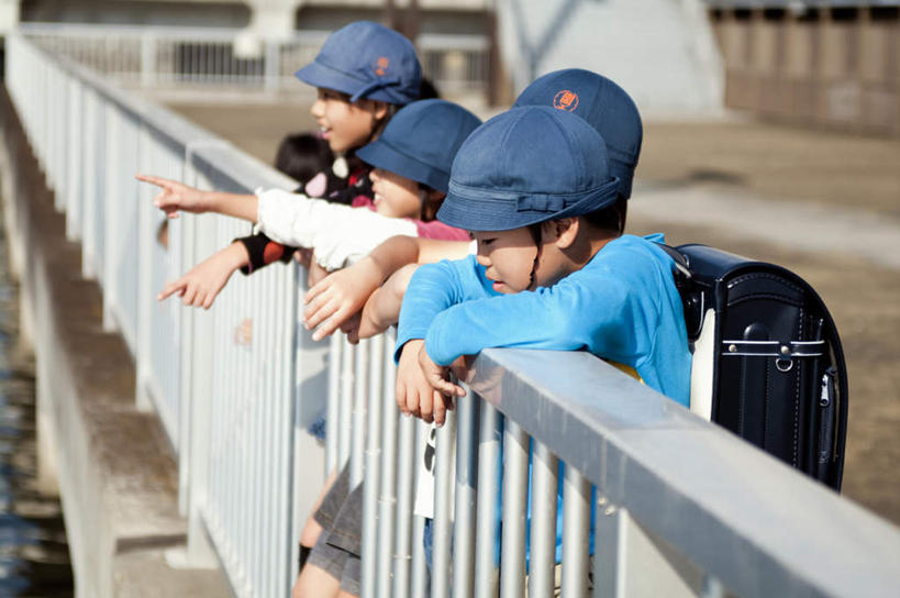 东方人,儿童,四个人,栏杆,站,举,笑,微笑,露齿笑,横图,室外,白天,侧面,旅游,度假,纯洁,成功,合作,团队,集体,信心,帽子,亚洲,一排,撑,指,阴影,服装,整齐,光线,包,木板,书包,影子,围栏,桥,木桥,注视,休闲装,黄种人,方向,娱乐,运动帽,队伍,护栏,栈桥,排列,小孩,衣服,蓝色,白色,黑色,阳光,背包,扶,观察,看,趴着,手势,托,站着,四个,享受,休闲,休闲服,鸭舌帽,放松,可爱,童年,童趣,服饰,观看,人行桥,木板桥,察看,撑着,扶着,指向,食指,成就,队列,关注,合伙,童真,烂漫,无邪,天真,男孩,男人,男性,女孩,女人,女性,亚洲人,举起,举手,举着,趴,向上举,向上伸,向上托,站立,半身,彩图,双肩包,男生,女生