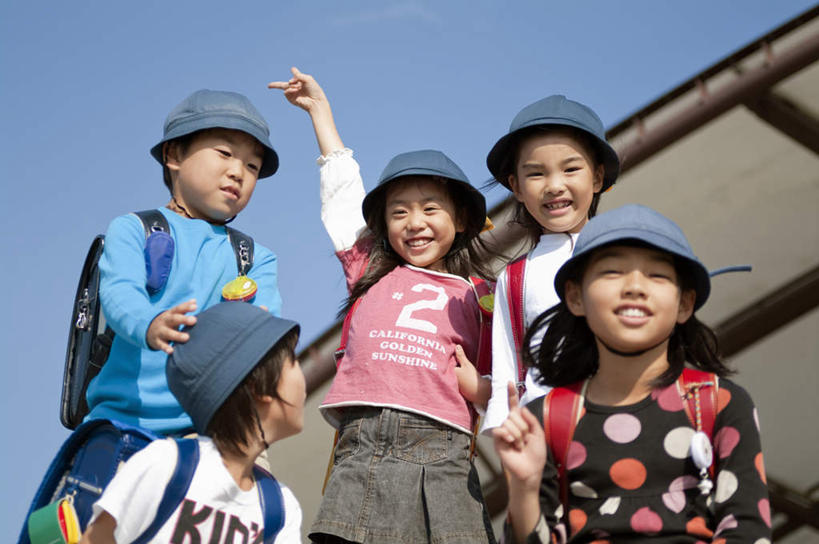 东方人,儿童,两个人,站,坐,举,笑,摸,微笑,露齿笑,横图,室外,白天,仰视,旅游,度假,纯洁,成功,合作,团队,集体,信心,帽子,亚洲,撑,抚摸,阴影,服装,光线,英文,包,标志,书包,瓦片,文字,影子,字符,字母,墙,屋檐,注视,休闲装,黄种人,娱乐,标识,队伍,檐,墙壁,墙面,小孩,衣服,粉色,蓝色,蓝天,天空,阳光,背包,遮阳帽,天,观察,看,托,站着,享受,休闲,休闲服,放松,可爱,童年,童趣,服饰,晴朗,观看,英文字母,察看,撑着,成就,关注,合伙,童真,烂漫,无邪,万里无云,天真,男孩,男人,男性,女孩,女人,女性,亚洲人,晴空,晴空万里,触摸,接触,举起,举手,举着,抬头,向上举,向上伸,向上托,仰头,站立,坐着,半身,彩图,低角度拍摄,双肩包,男生,女生