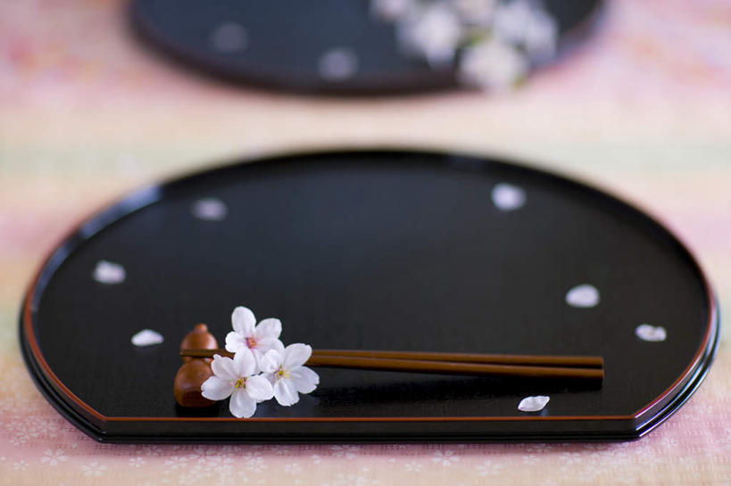 无人,横图,俯视,室内,特写,白天,筷子,桌面,樱花,静物,餐具,托盘,一双,阴影,朦胧,模糊,盛开,光线,圆形,影子,花蕾,文化,传统,花,花瓣,花朵,鲜花,一朵,一个,白色,黑色,阳光,花苞,花蕊,单个,礼节,礼仪,仙樱花,福岛樱,青肤樱,进餐用具,荆桃,彩图,高角度拍摄
