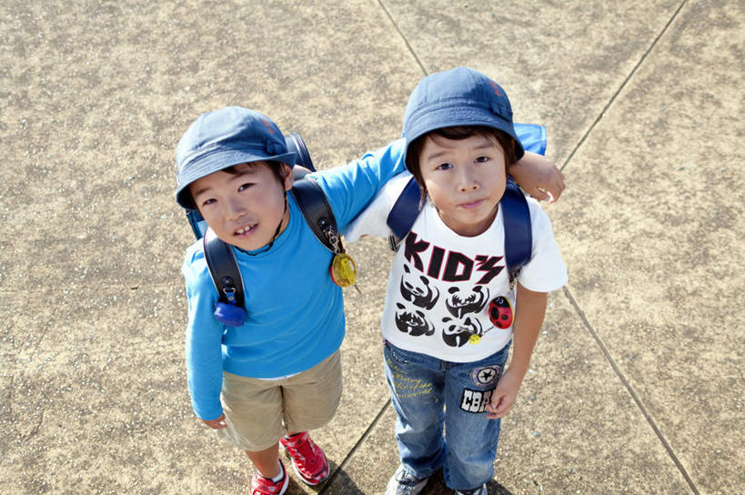 东方人,儿童,两个人,伙伴,朋友,站,举,笑,摸,微笑,露齿笑,横图,俯视,室外,白天,旅游,度假,友谊,纯洁,帽子,亚洲,撑,抚摸,阴影,花纹,服装,光线,英文,标志,图案,文字,影子,字符,字母,地面,注视,休闲装,黄种人,娱乐,标识,两个,小孩,衣服,蓝色,阳光,遮阳帽,观察,看,托,站着,享受,休闲,休闲服,放松,可爱,童年,童趣,服饰,观看,英文字母,察看,撑着,关注,童真,烂漫,无邪,天真,友情,男孩,男人,男性,亚洲人,触摸,接触,举起,举手,举着,向上举,向上伸,向上托,站立,半身,彩图,高角度拍摄,男生