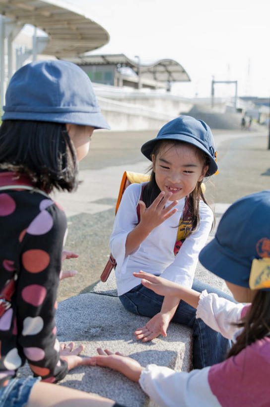 东方人,儿童,三个人,伙伴,朋友,家,坐,笑,摸,微笑,露齿笑,竖图,俯视,室外,白天,旅游,度假,游戏,友谊,纯洁,草地,草坪,植物,帽子,亚洲,抚摸,握,阴影,服装,光线,影子,房屋,屋子,云,云朵,拿,玩,云彩,拿着,注视,休闲装,黄种人,娱乐,楼房,住宅,草,三个,小孩,衣服,粉色,蓝色,绿色,白色,白云,蓝天,天空,阳光,遮阳帽,天,观察,看,享受,休闲,休闲服,放松,可爱,童年,童趣,握着,服饰,观看,活动,察看,发泄,关注,消遣,智力,童真,烂漫,无邪,宣泄,天真,友情,男孩,男人,男性,女孩,女人,女性,亚洲人,触摸,接触,玩耍,嬉戏,坐着,半身,彩图,高角度拍摄,房子,男生,女生