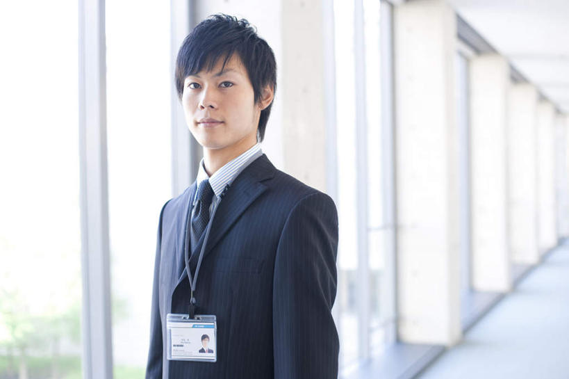 东方人,头发,一个人,商务人士,商务男性,站,笑,微笑,露齿笑,横图,室内,白天,正面,衬衫,植物,窗户,落地窗,名片,亚洲,仅一个男性,仅一个人,一排,一张,许多,阴影,套装,整齐,光线,信息,影子,墙,走道,走廊,过道,领带,地面,联系,扭头,注视,黄种人,玻璃窗,墙壁,墙面,树,树木,排列,仅一个年轻男性,绿色,黑色,阳光,自然,卡片,观察,看,站着,转头,生长,成长,观看,察看,队列,关注,商务装,身份,工薪阶层,名刺,名帖,交往,男人,男性,年轻男性,亚洲人,白领,上班族,站立,半身,彩图,衬衣,商业