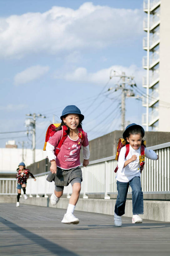 东方人,儿童,三个人,高楼大厦,栏杆,站,跑,伸展双臂,笑,微笑,露齿笑,竖图,室外,白天,正面,锻炼,度假,纯洁,成功,运动,合作,团队,集体,信心,美景,植物,城市风光,城市,大厦,道路,建筑,路,摩天大楼,帽子,亚洲,阴影,服装,光线,包,书包,影子,景观,云,云朵,围栏,小路,交通,云彩,注视,休闲装,黄种人,娱乐,队伍,护栏,树,树木,小孩,衣服,粉色,蓝色,绿色,白云,蓝天,天空,阳光,自然,背包,遮阳帽,天,观察,看,站着,享受,休闲,休闲服,景色,放松,可爱,童年,童趣,服饰,乡间小路,生长,成长,观看,察看,成就,关注,合伙,童真,烂漫,无邪,体育,天真,女孩,女人,女性,亚洲人,敞开双臂,跑步,伸开双臂,展开双肩,站立,张开手臂,张开双臂,彩图,全身,健身,大楼,高层建筑,高楼,摩天楼,双肩包,女生