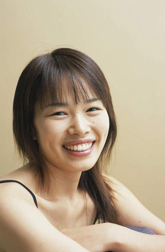 东方人,脸,头,脸颊,头发,一个人,坐,笑,摸,微笑,露齿笑,竖图,室内,白天,侧面,裙子,亚洲,仅一个年轻女性,仅一个女性,仅一个人,撑,抚摸,阴影,灰色背景,连衣裙,光线,影子,墙,扭头,注视,黄种人,墙壁,墙面,黑色,阳光,观察,看,转头,摄影,影棚,观看,察看,撑着,关注,年轻女性,女人,女性,亚洲人,头部,长发,脸部,脸蛋,面部,触摸,接触,坐着,半身,彩图,影棚拍摄,拍摄