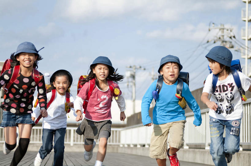 东方人,儿童,高楼大厦,栏杆,站,跑,笑,微笑,露齿笑,横图,室外,白天,正面,锻炼,度假,纯洁,成功,运动,合作,团队,集体,信心,美景,植物,城市风光,城市,大厦,道路,建筑,路,摩天大楼,帽子,亚洲,五个人,阴影,服装,光线,包,书包,影子,景观,云,云朵,围栏,小路,交通,许多人,云彩,扭头,抬腿,注视,休闲装,黄种人,娱乐,队伍,护栏,树,树木,小孩,衣服,粉色,蓝色,绿色,白云,蓝天,天空,阳光,自然,背包,遮阳帽,天,观察,看,站着,转头,一群人,享受,休闲,休闲服,景色,放松,可爱,童年,童趣,服饰,乡间小路,生长,成长,观看,察看,成就,关注,合伙,童真,烂漫,无邪,体育,天真,女孩,女人,女性,亚洲人,跑步,站立,彩图,全身,健身,大楼,高层建筑,高楼,摩天楼,双肩包,女生