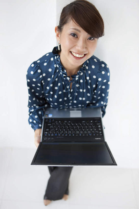 东方人,头发,一个人,坐,笑,微笑,露齿笑,竖图,俯视,室内,白天,白色背景,电脑,笔记本电脑,亚洲,仅一个年轻女性,仅一个女性,仅一个人,阴影,服装,光线,网络,影子,斑点,墙,注视,休闲装,黄种人,通讯设备,墙壁,墙面,衣服,蓝色,白色,黑色,阳光,观察,看,靠,靠着,倚靠,休闲,休闲服,摄影,服饰,影棚,观看,一台,察看,无线,倚着,关注,通信设备,无线网络,无线上网,便携式电脑,手提电脑,年轻女性,女人,女性,亚洲人,长发,抬头,仰头,坐着,半身,彩图,高角度拍摄,影棚拍摄,拍摄